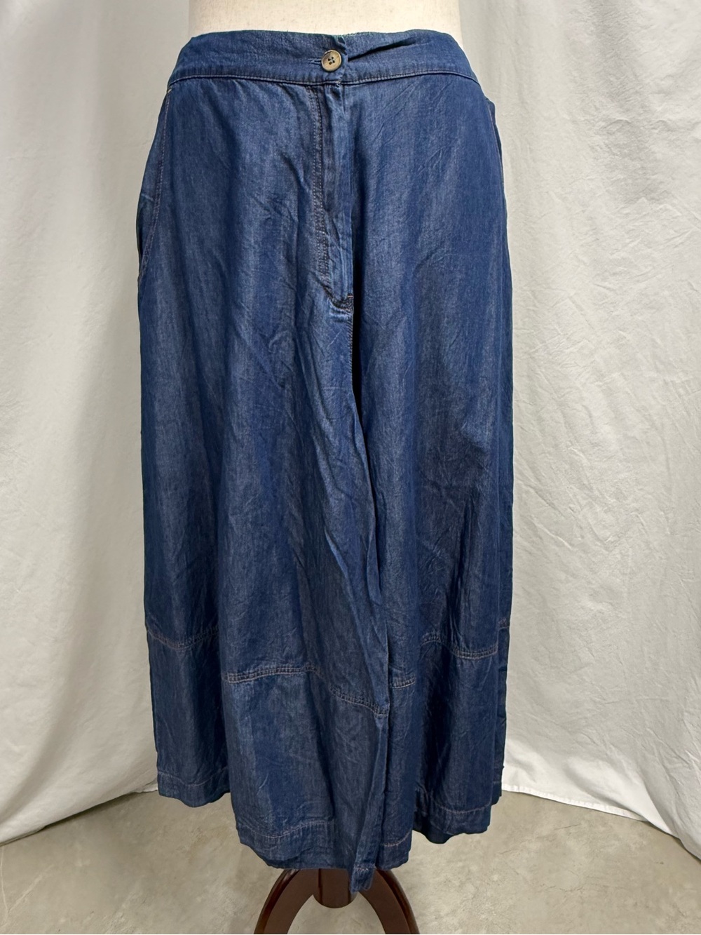 Alembika Wide-Leg Cropped Denim Look Pants